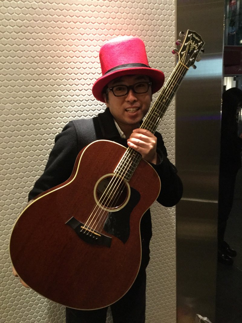 1484ssbs's tweet photo. USER'S MEMORY更新!ストリートライブ『バシスト』に参加して頂いた蔦江タイチさん!赤い帽子と黒縁メガネがトレードマークのナイ��ガイ!
#TAYLOR #528E #路上ライブ #弾いてみた #バシスト
https://t.co/ieZhmwILRS https://t.co/Vvk4Q8SPhy