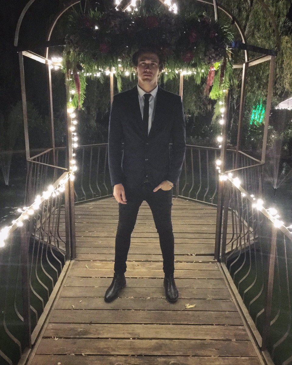JethroTaitMusic's tweet image. Suit and tie 🤵🏻