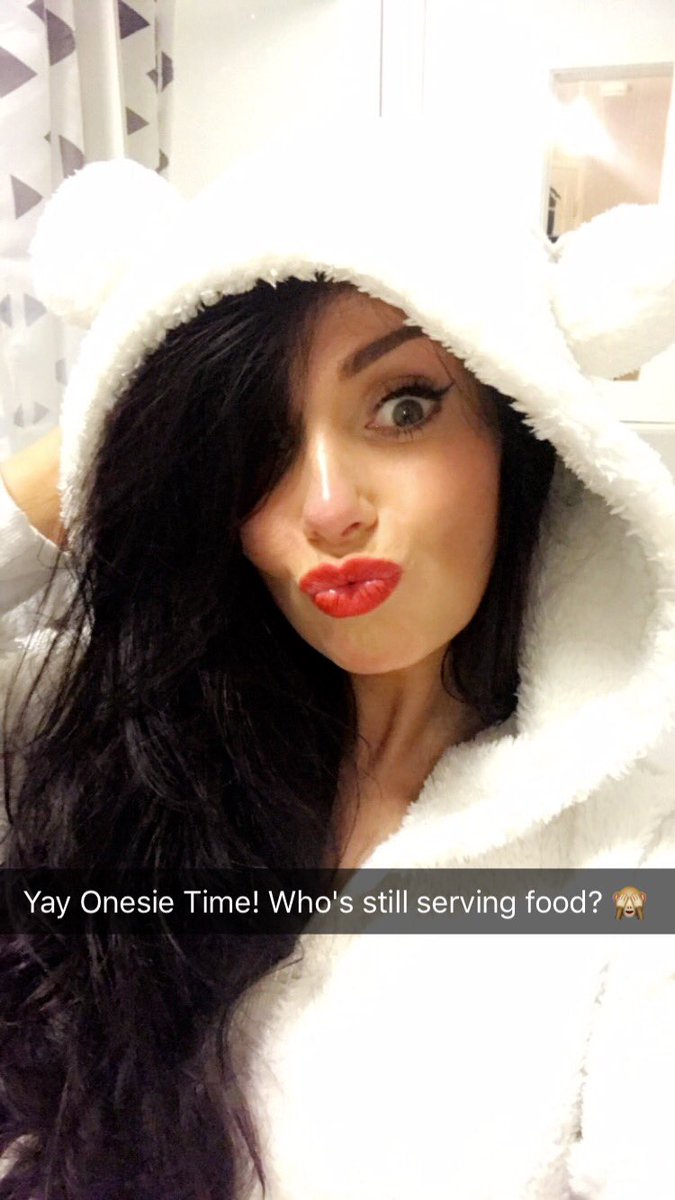 HeyJude5t8's tweet photo. Slept in my Onesie 🙈...overheated and literally lucky to still be alive! 🐙🐙🐙#Onesiewarning #Onesie #OnesieProblems #SOS #ColdShowerNeeded https://t.co/9xpuVcB5Wa