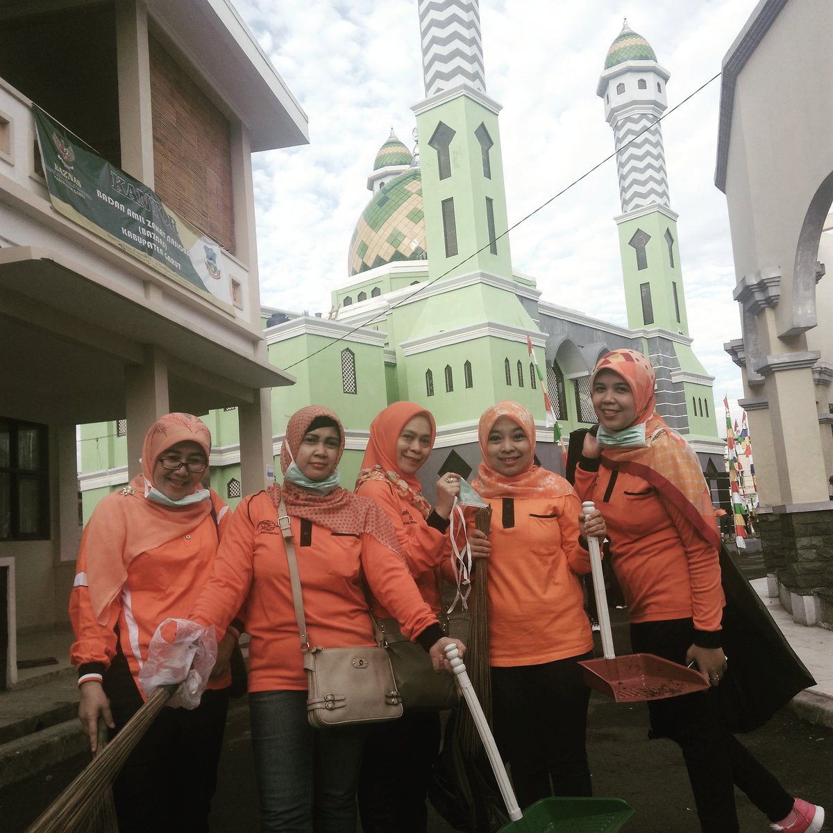 deduaer's tweet photo. Rangkaian kegiatan Pos Indonesia Bergerak, Kantor Pos Garut 44100, 26 Februari 2017, #posbergerak #posbergerakreg5 #PosIndonesiaBergerak https://t.co/XGJIJ3WLLP