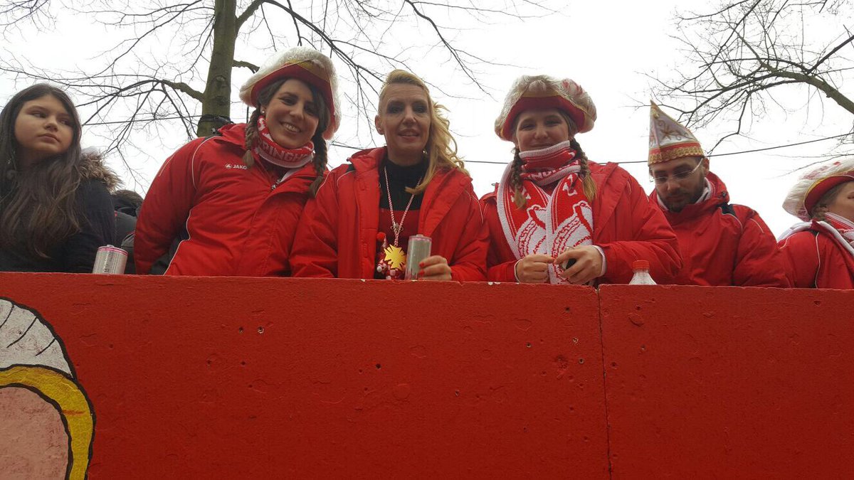 wesindwerdor's tweet photo. #Wesindwerdor #KarnevalszugVoerde #HeutebrennenwirdieHütteab Gleich geht's der Zug in Voerde los. 🎉🍻🎉 https://t.co/dF3cfqtthx