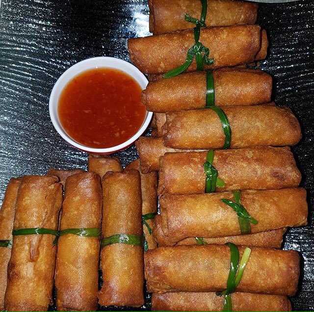 afromunch's tweet image. Credit to @fionasfoods. Meaty springroll parcels with sweet chilli dip ❤️. #afromunch