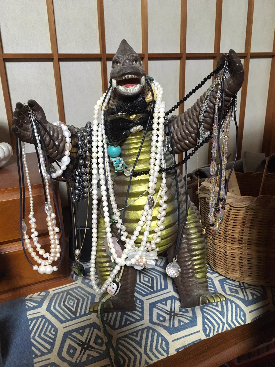 小さい頃に買って貰ったレッドキングが今じゃ母のアクセサリー掛けｗｗ