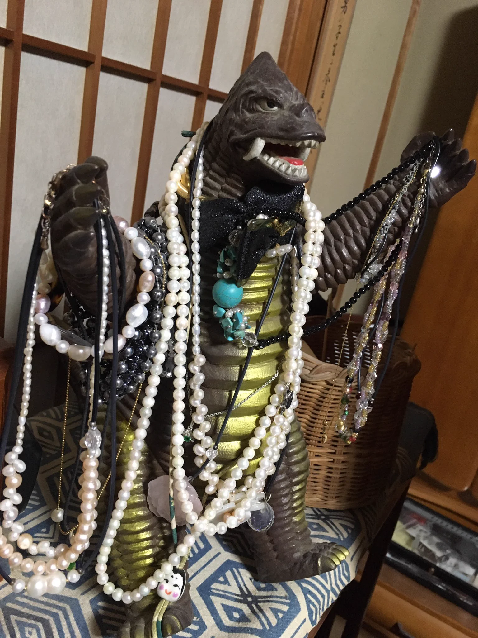 小さい頃に買って貰ったレッドキングが今じゃ母のアクセサリー掛けｗｗ