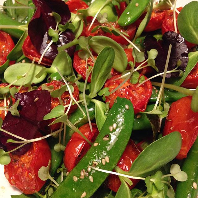 Salat med sukkerærter, bagte tomater og mikrogrønt gardenize.dk/2017/02/salat-…