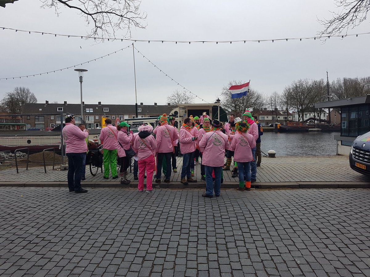 #regelzolen staan klaar om #denopstoet te begeleiden #kruikenstad