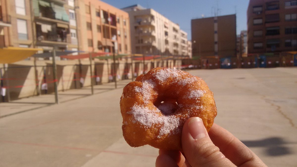 JSantJosep's tweet photo. El primer #Bunyol de les #FallesJSJ17 ja està al carrer! Vingueu a tastar els millors bunyols del pais! https://t.co/umLneFk16b