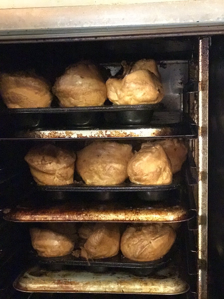 Are your Yorkshires as big as ours? #yorkshirepuddings #sunday #roast #gedlinginnandkitchen #gedling #ng4