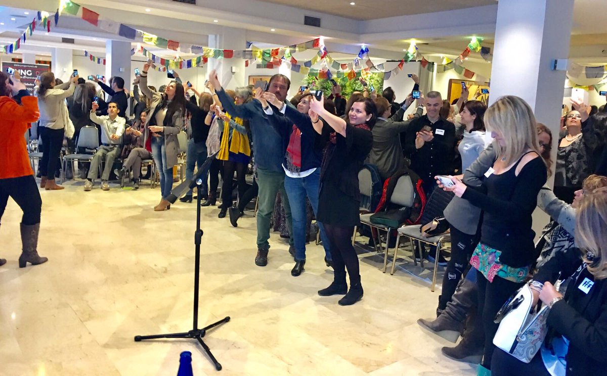 CrisSerrato's tweet photo. Hoy #Fiestadelaluz en @MenteJung. Gente maravillosa y un honor ser la maestra de ceremonias. Gracias @Monica_G_B y Nati por la confianza 🙏 https://t.co/3R8cec8Qnp