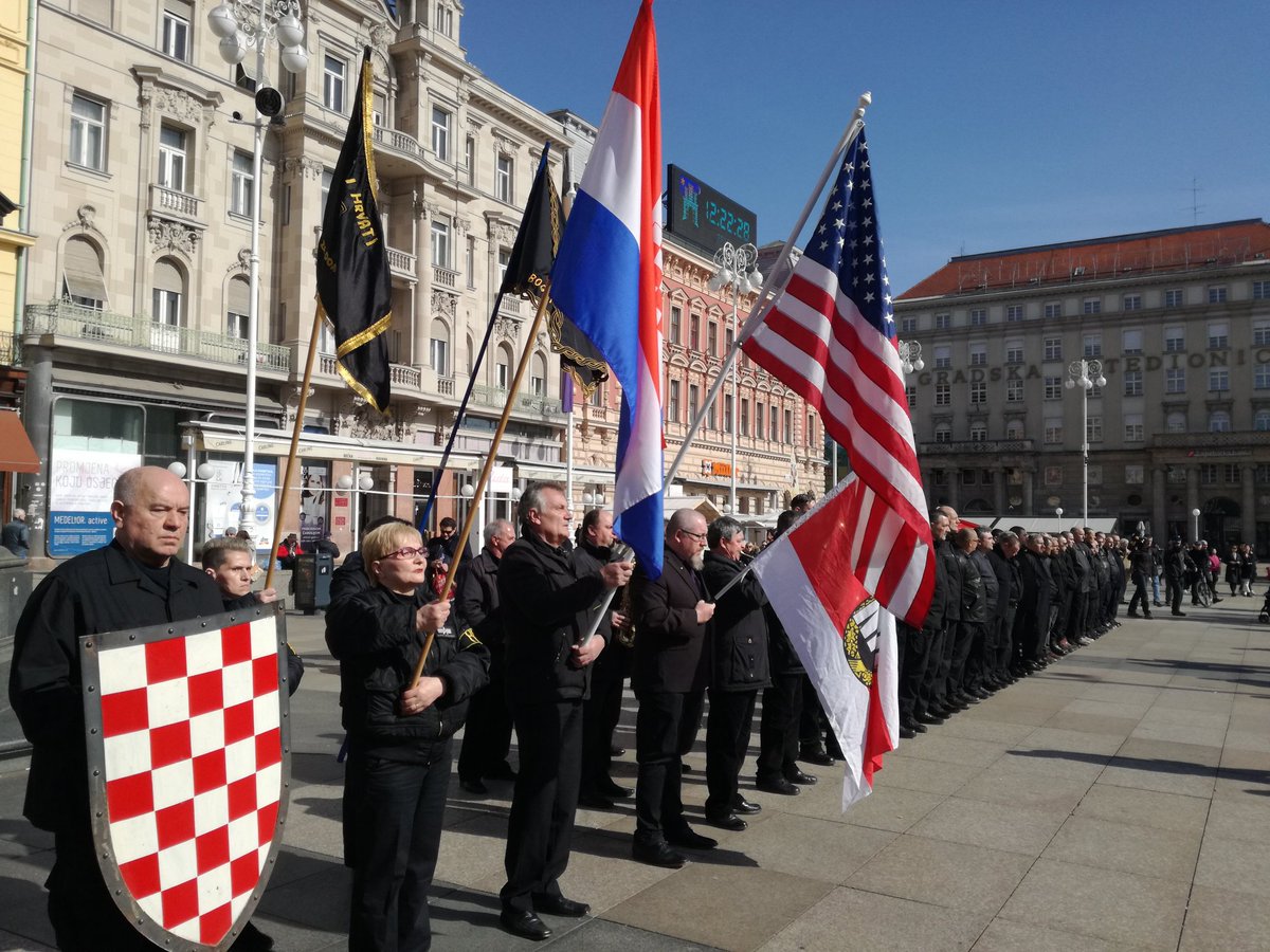 VIDEO Ekstremni desničari marširali Zagrebom, mahali zastavama SAD-a i njemačkih neonacista C5lnm5iWQAAgE-o