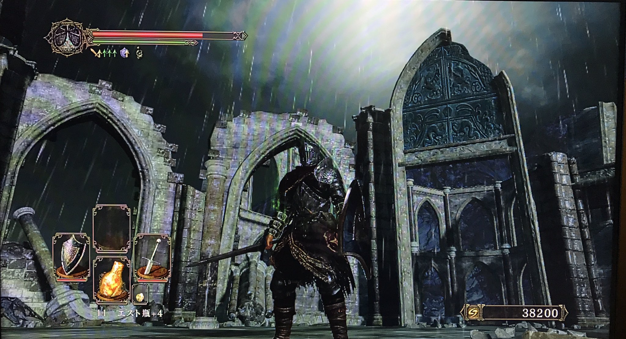 えるなと 無名の褪せ人 ソウル生活26日目 Dark Souls Ii 王城ドラングレイグ 4つの大きなソウルを入手し 王城へ突入 嵐の中の城とか 雰囲気最高 中ボス倒して変態を見つけた後 王の回廊 へ ついに王に謁見 かと思いきや 鏡の騎士