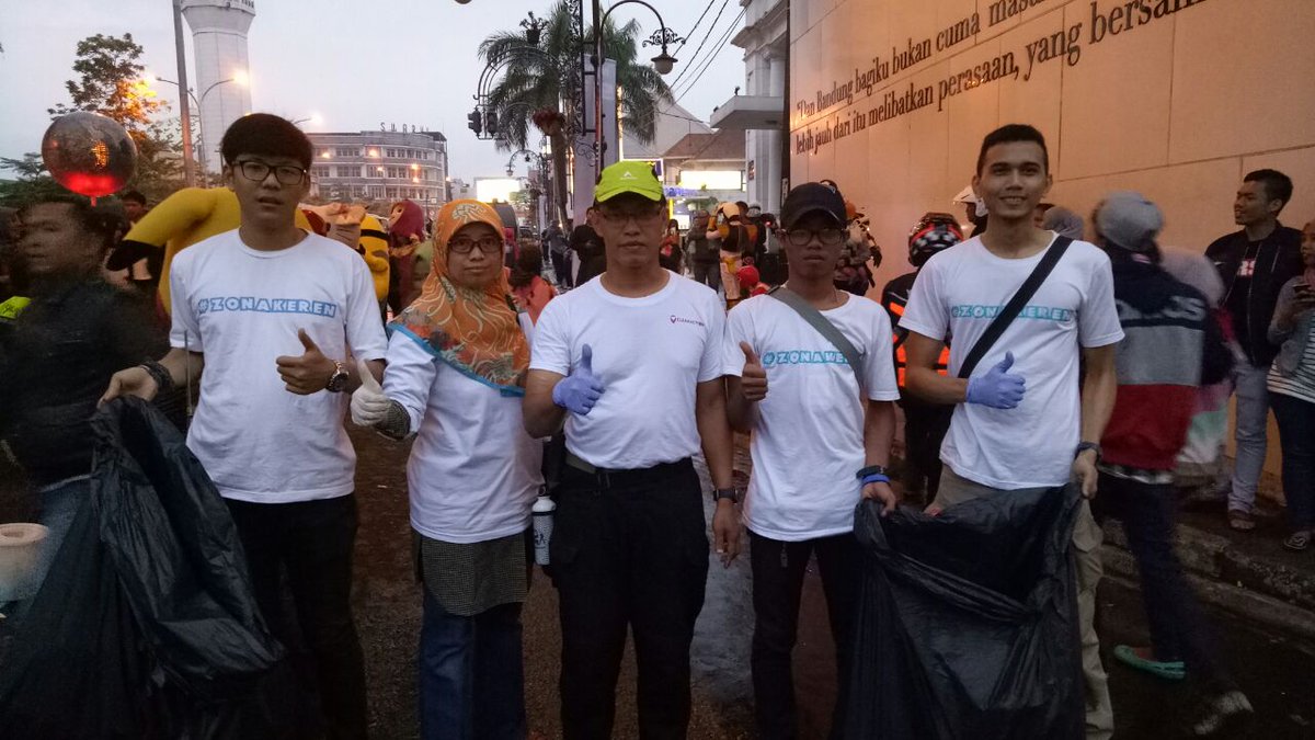 SovianiWidya's tweet photo. Ini orang2 terkece dari sukajadi, walaupun hujan tetep GPS,  yuk temen2 bantu jaga kebersihannya ya..
#SUMPAHGAKNYAMPAHITUGAKSUSAH https://t.co/8nbGwp3Ied