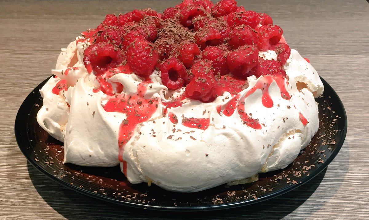 TinxTherapy's tweet photo. My 1st attempt at making a #raspberrypavlova. Went down a pretty well...👍#sometimesyoujustgottohavepudding https://t.co/GABRQEqkZu