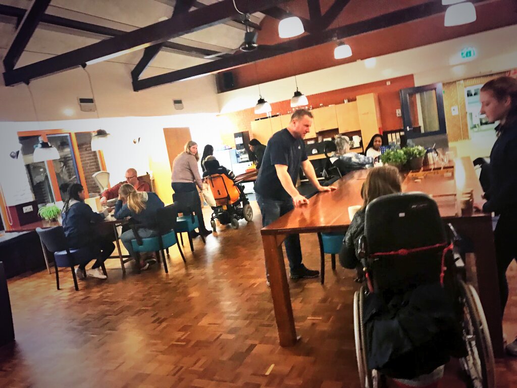 Participatie: meiden Fc Fleekiess gisteren spelletjesavond gedaan met bewoners Interaktcontour Geert de leeuwhuis