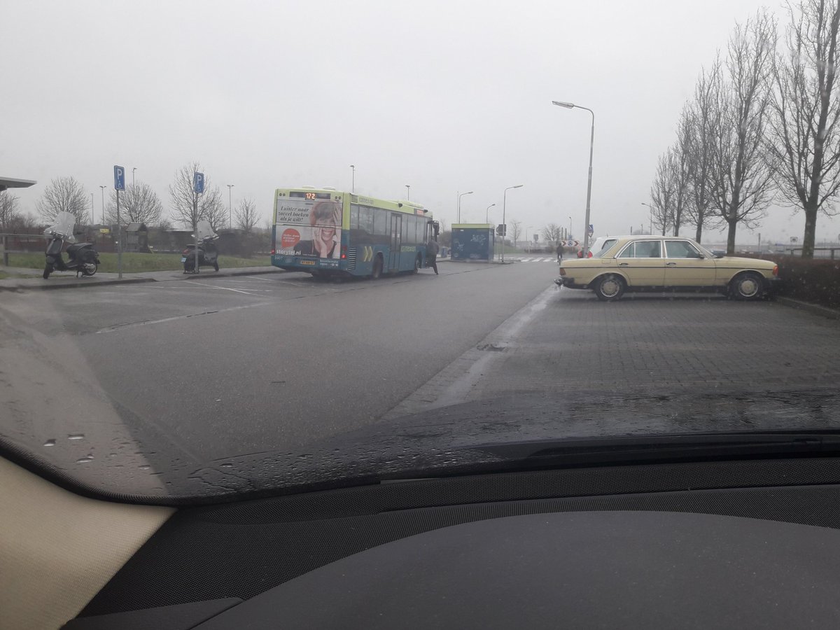 Wat zijn het toch een harken die buschauffeurs die weigeren om gebruik te maken van de opstelvakken 
Blijven maar langs Rkdes scheren