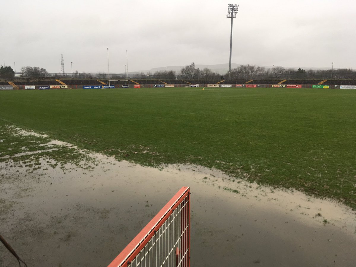 teamtalkmagLIVE's tweet image. Tha situation in Omagh. Referee to inspect the pitch shortly.