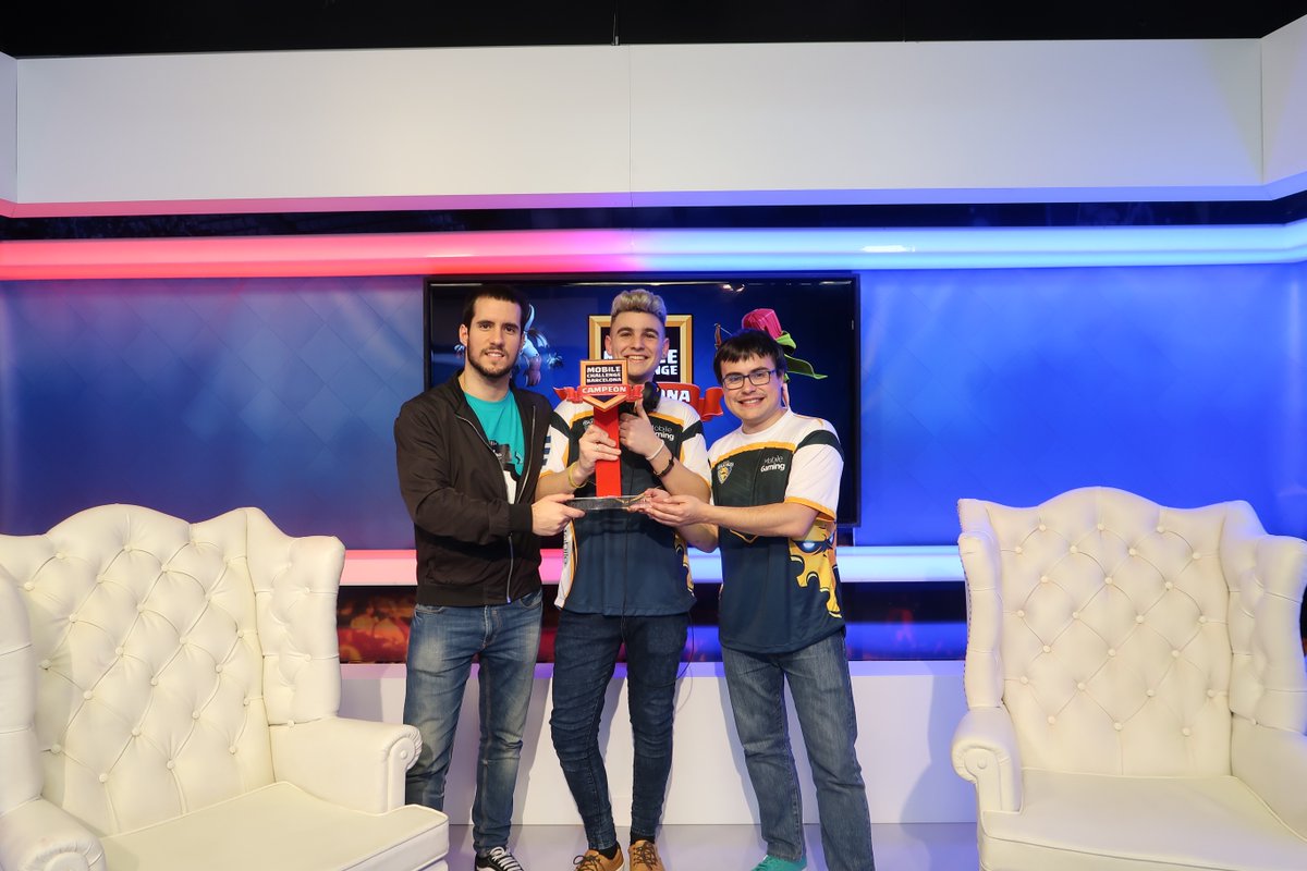 AnikiloGamer's tweet photo. Con el Ganador del #MobileChallenge ‼️ Mis felicitaciones para @SokingRcQ ‼️
Con @Alvaro845 https://t.co/rAxaFBdYvM