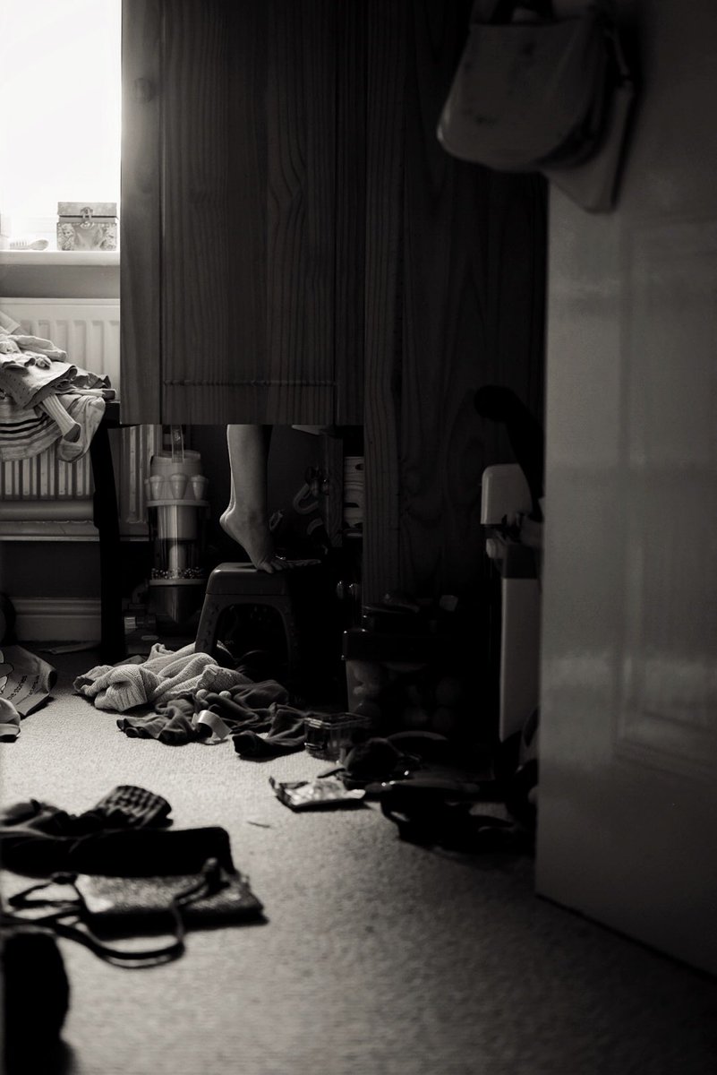 perturePriority's tweet photo. Tiptoes. #ThePhotoHour #35f2 #appicoftheweek #family #reportage #repostmyfuji @AP_Magazine click for portrait https://t.co/2GVhHWgVzt