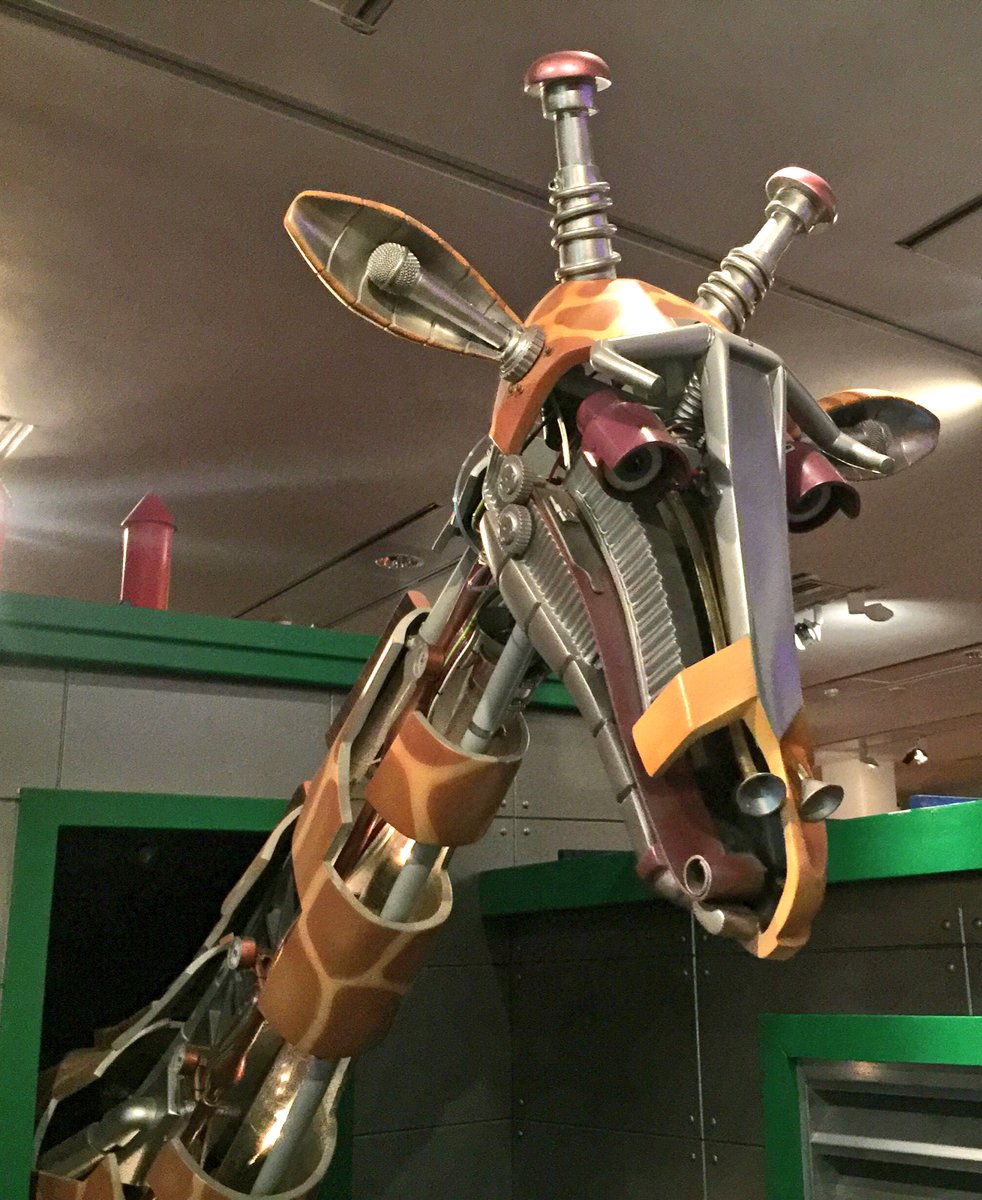 𝖸𝗈 𝖮𝗄𝖺𝖽𝖺 南東ロンドン のホーニマンミュージアムの特別展 ロボット動物園 にて 動物の擬態体験コーナーで遊ぶ子供たち 正面にカメラとモニターがあり 自分の姿が消えるのを確認できる