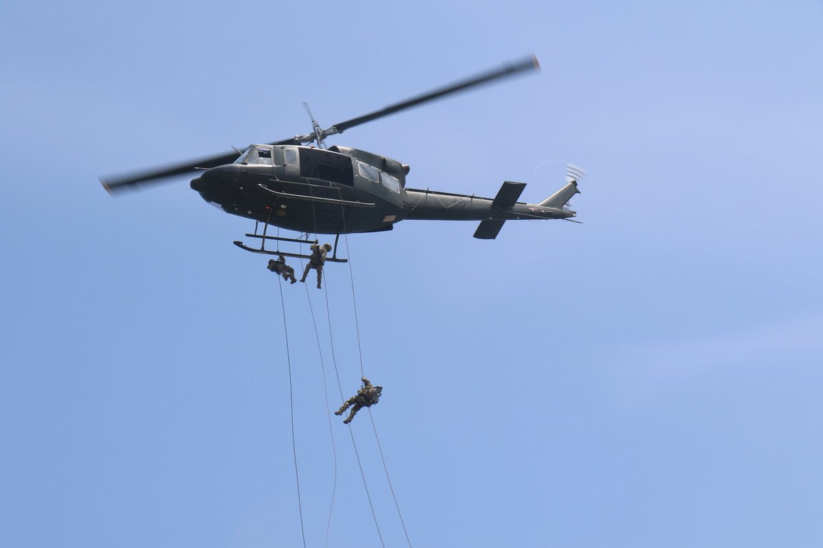 fapperu's tweet photo. El #GRUFE y el #GRUP3 entrena continuamente para servir al país en caso de desastres naturales.
🚁#LaFuerzaDeTodosLosPeruanos🚁
@MindefPeru https://t.co/BXV8Zh6drT