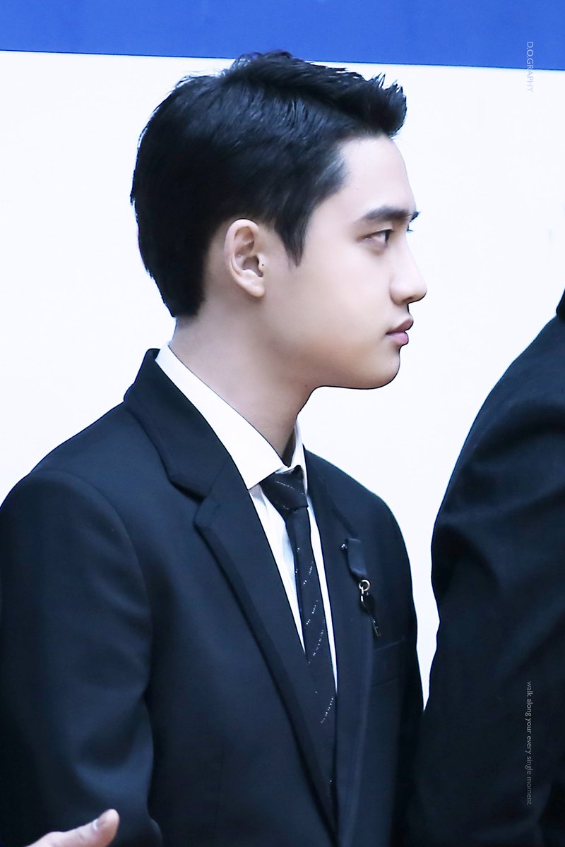 170222 가온차트어워드 #디오 #경수

연수원 수석으로 졸업하고 대검찰청 근무하시면서 거물급 경제사범 백명쯤 잡아넣어서 대쪽같음으로 유명한 미래의 검찰총장 꿈나무같네