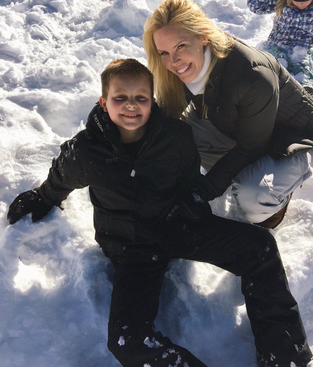 Genalee's tweet photo. Mom first! That's why we love @GenaLeeNolin @BaywatchTV_org 😘 #momandson #sweetness #genaleenolin https://t.co/j9SnkrXPEK