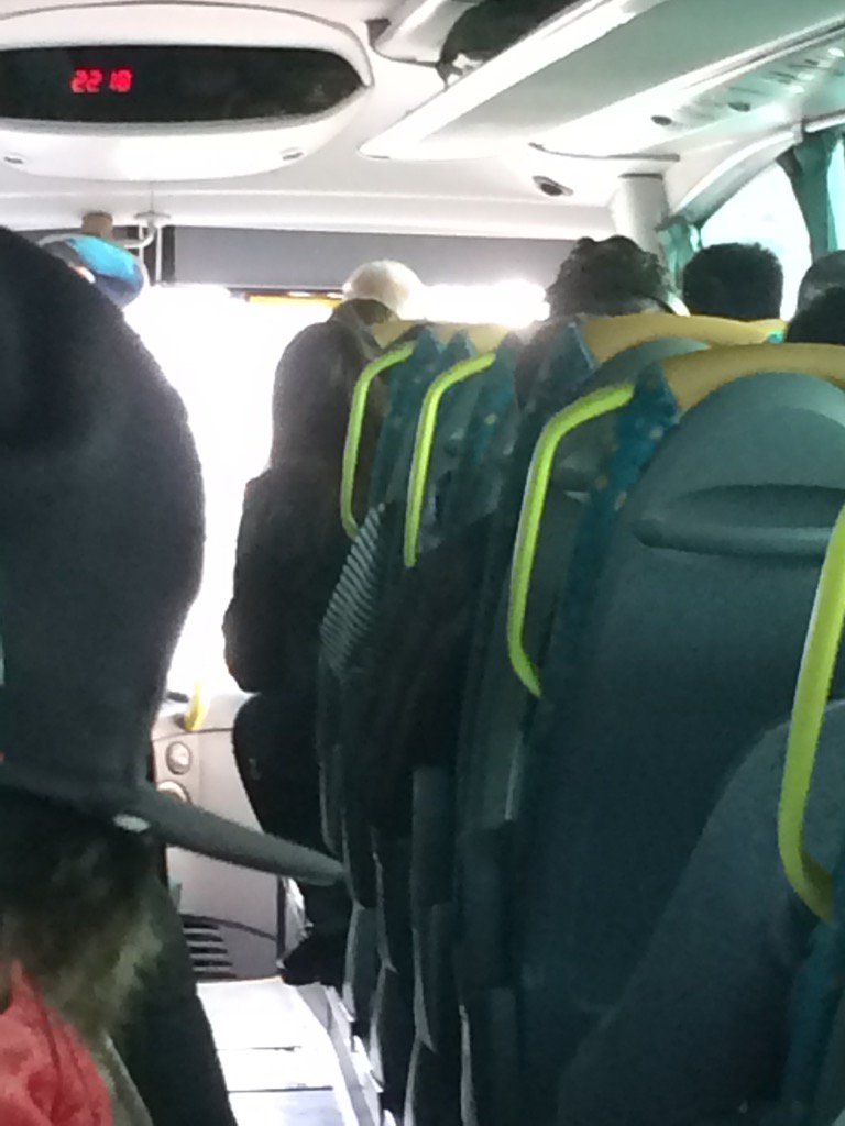 "@Raulhermoso9: LEDA gran compañía de autobuses, tres personas en dos asientos por vender más tickets de la cuenta."