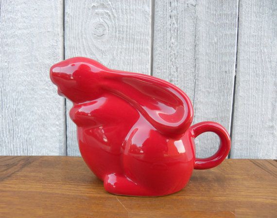 fieldsofvintage's tweet photo. Vintage #RedCeramic #Bunny #Rabbit #bunnyCreamer #redbunny #ceramicrabbit https://t.co/LGpX9d0RAv #etsy #bunnyfigurine #whimsicalbunny https://t.co/EbNPUG7Xz3