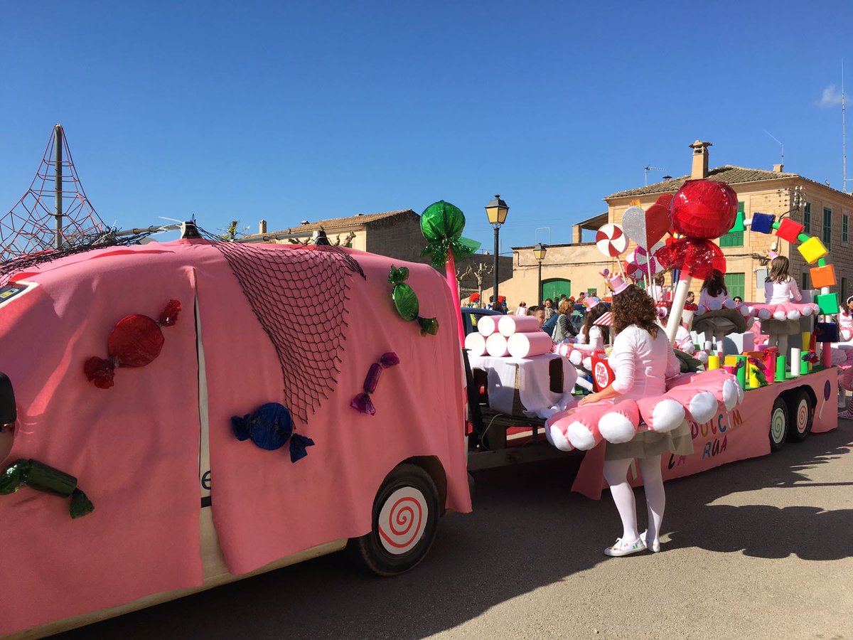 AjSesSalines's tweet photo. El fantàstic dia assolellat que hem tengut ens ha permès gaudir d'una incomparable #Rua2017! https://t.co/DRzaKt5BnB