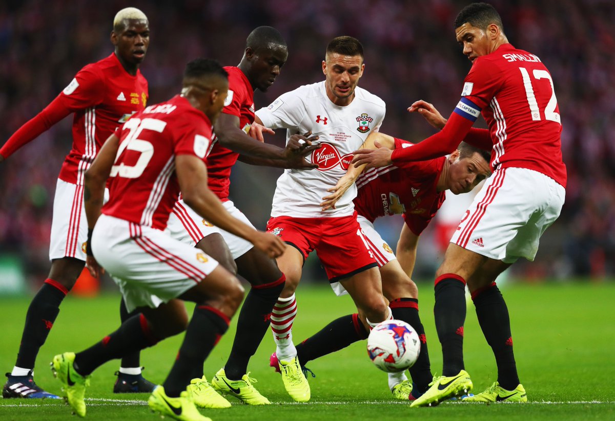 Squawka_Live's tweet photo. How many Man Utd players does it take to stop Dusan Tadic?

🤔 https://t.co/H7dacOw5Re