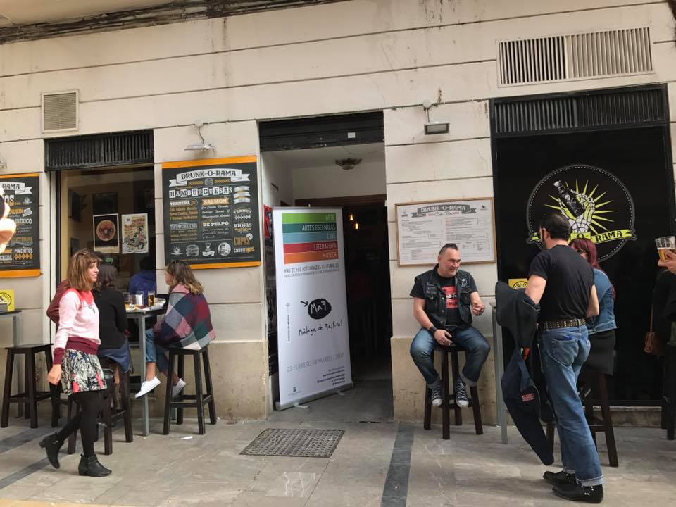 MAFmalaga's tweet photo. Más momentos de ayer. Paella 🥘 y Rock'N'Roll en #Vermutorama #EspecialMaF2017. Con Diego RJ de @SotanoRadio3 y @government_the y @HSINNERS. https://t.co/okNvi9iqCX