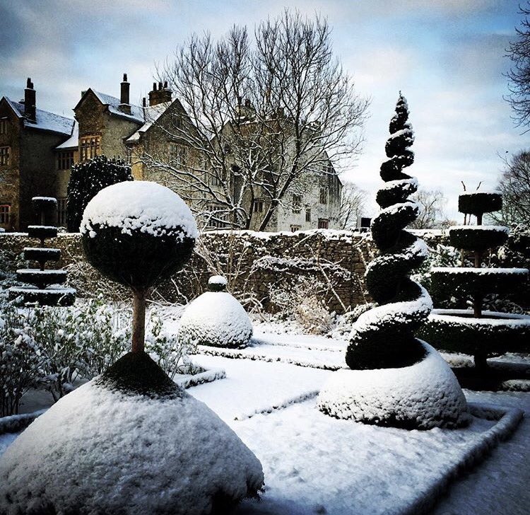 Q_cupid's tweet image. โหวปราสาทLevens hall ที่เคยไปที่อังกฤษพอหิมะตกคือดูหลอนกว่าเดิมอีก