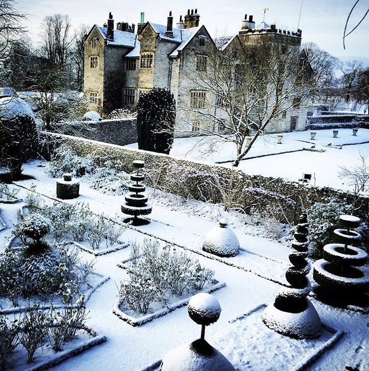Q_cupid's tweet image. โหวปราสาทLevens hall ที่เคยไปที่อังกฤษพอหิมะตกคือดูหลอนกว่าเดิมอีก