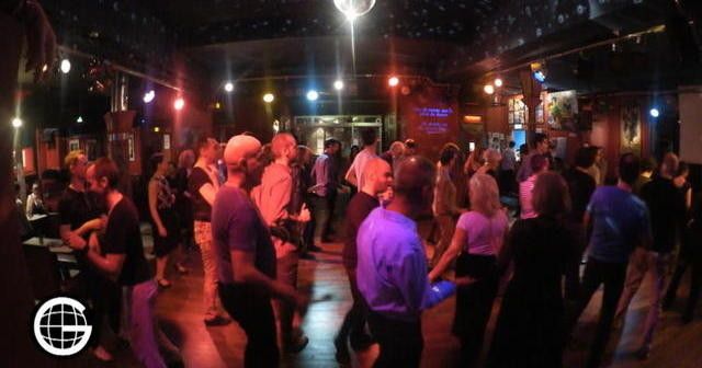 Pour le #GrosJournal, notre journaliste Charlotte <a href="/ChaVtr/">Charlotte Vautier</a> passe la soirée dans la boîte où Hervé organise ses fêtes! canalplus.fr/emissions/pid8…