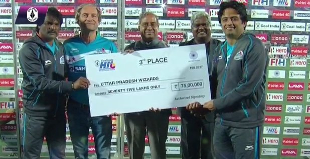 UPWizardsTeam's tweet photo. A Moment of Pride and Joy. Congrats to all @UPWizardsTeam & specially to the Fans of #UPWizards's #HighonHockey #HIL2017 JEET KI ZIDD HAI!!! https://t.co/t0dadM97MI