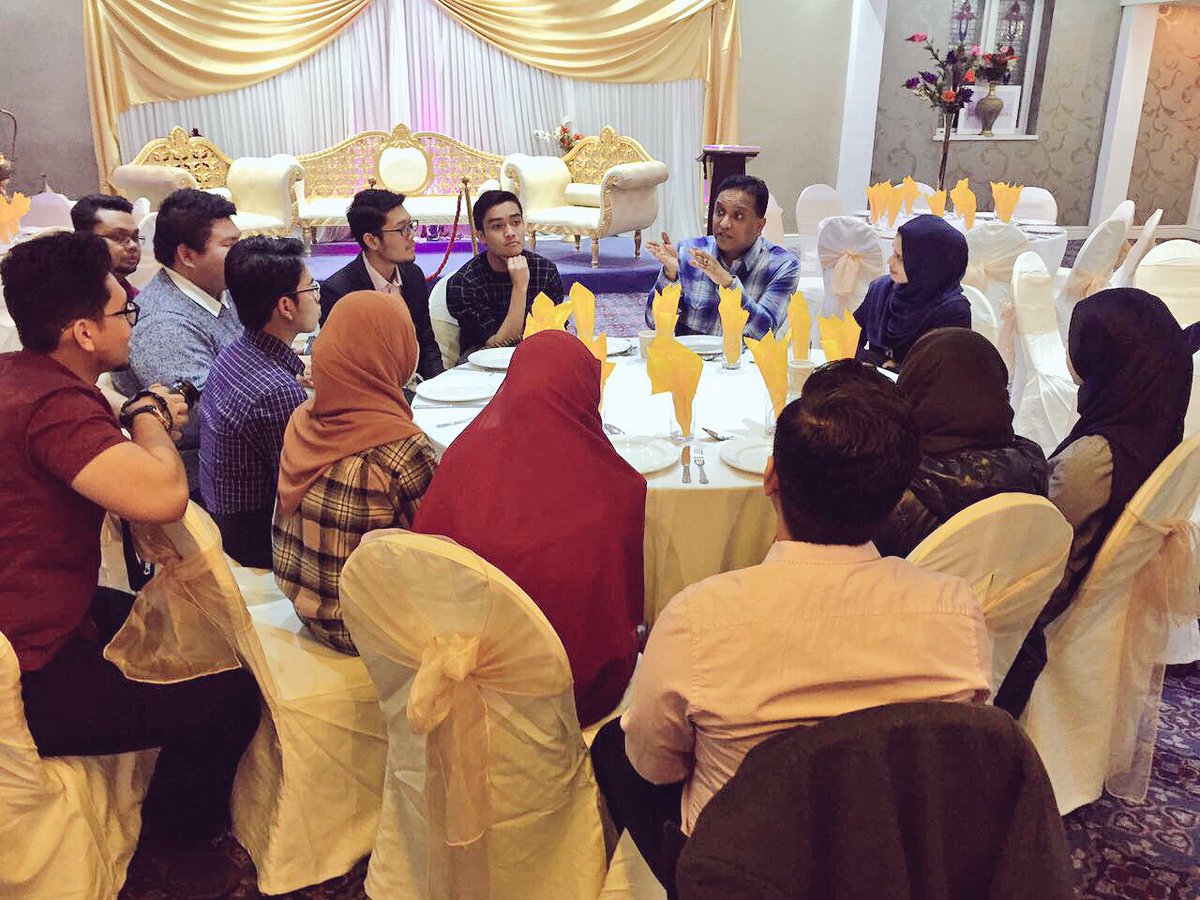MyBPLN's tweet photo. Pertemuan Pengerusi BPLN, DS @reezalmerican72 bersama AJK Kelab UMNO Manchester @kusmaonline. @UMNO_UK @ibdil #BPLNInUK https://t.co/rb7tINKpcM