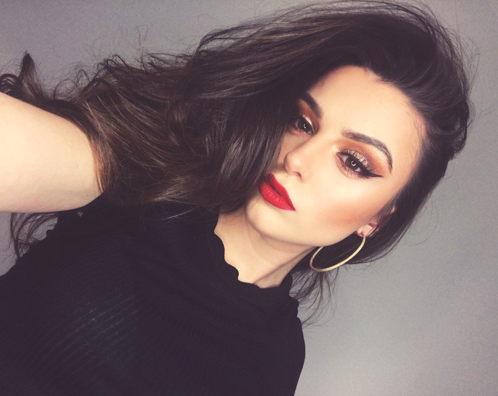 CherLloyd's tweet photo. 🌹https://t.co/h3dZVITC2Z https://t.co/BxJJBbPOO8