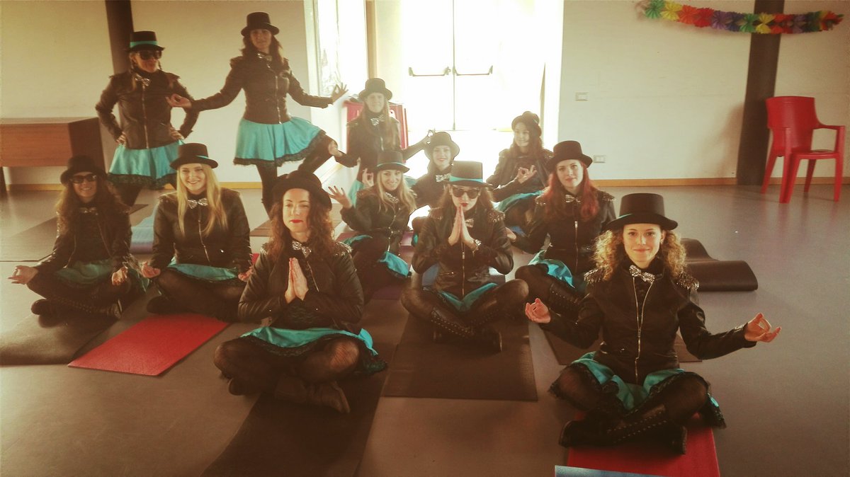 Attività meditativa pre-spettacolo❗
It's time to yoga 🙏

#GirlesqueStreetBand #YogaTime