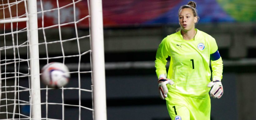 latercera's tweet photo. Christiane Endler: “En Chile no hay respeto hacia el fútbol femenino” https://t.co/2R0lvkAGNX https://t.co/NjzCrsYO3i