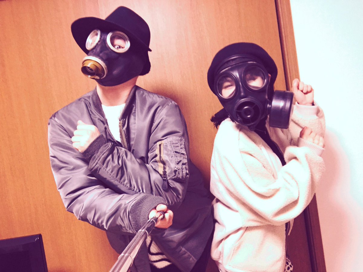 400_angels's tweet photo. 久しぶりにハニーちゃんが家に遊びに来たので、写真を撮って遊びました。
ほんとは一鬼のこさんの展覧会に行きたかったんだけど、二人で過ごしていたら時間がどんどん過ぎ結局お家デート。笑
二人でガスマスク装備(´ω｀)♪

#ガスマスク #bondage #couplemask https://t.co/yKxqgASy7t