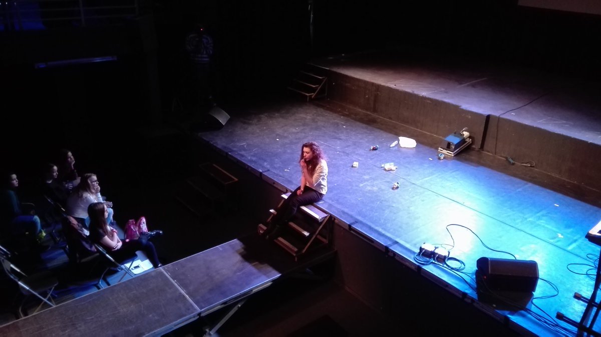 kunstbende_'s tweet photo. De voorrondes van #kunstbendebrugge zijn begonnen met performance. #kunstbende18 #hetentrepot https://t.co/7Js4geOF15