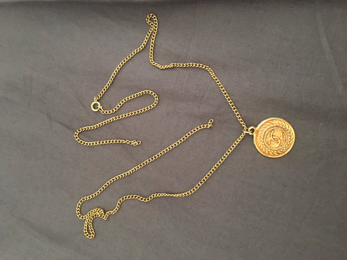 Hjössi vaknaði ekki með hálsmenið sitt eftir djammið,fórum að skoða myndir til að leita af því.Hér er ég að detta og slíta það af í leiðinni