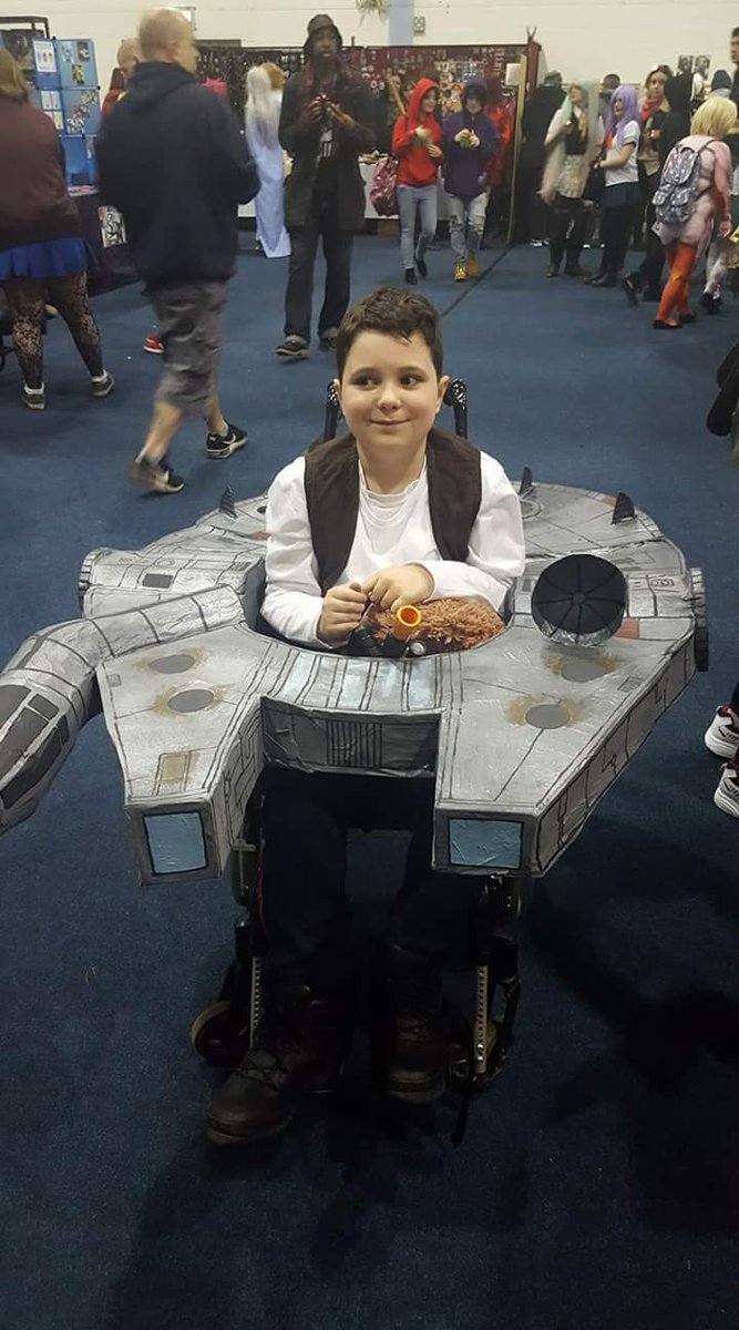 EmeraldSkyHunt's tweet photo. some more great photos people have taken of me yesterday at #digicon3
#hansolo #comiccon #starwars
#millenniumfalcon https://t.co/q7aVynxwI3
