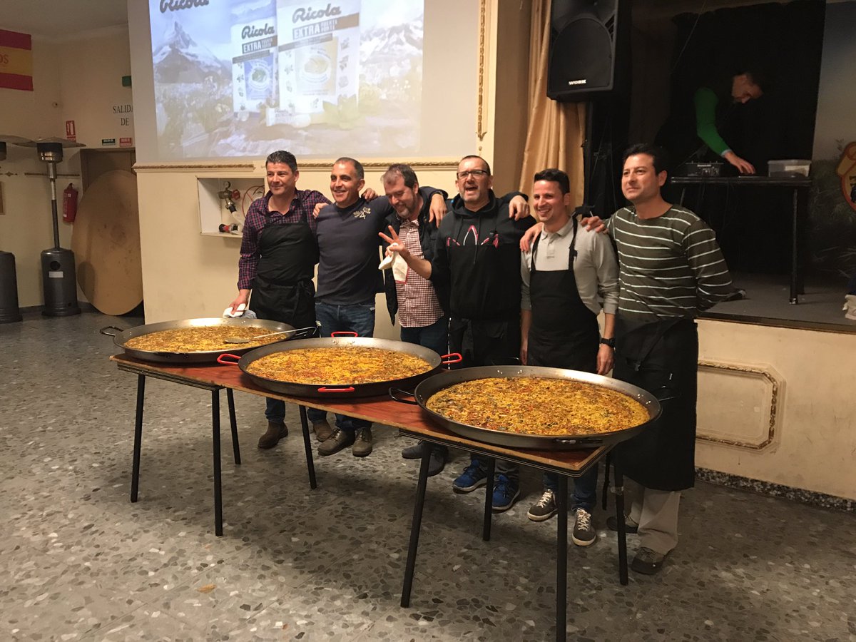 FALLANOUMERCAT_'s tweet photo. L'equip de cuina ja te preparat la #Paella de anec #FallesUnesco #FallesAlgemesi #Falles17 #Algemesi https://t.co/O2MQ3W1cBL