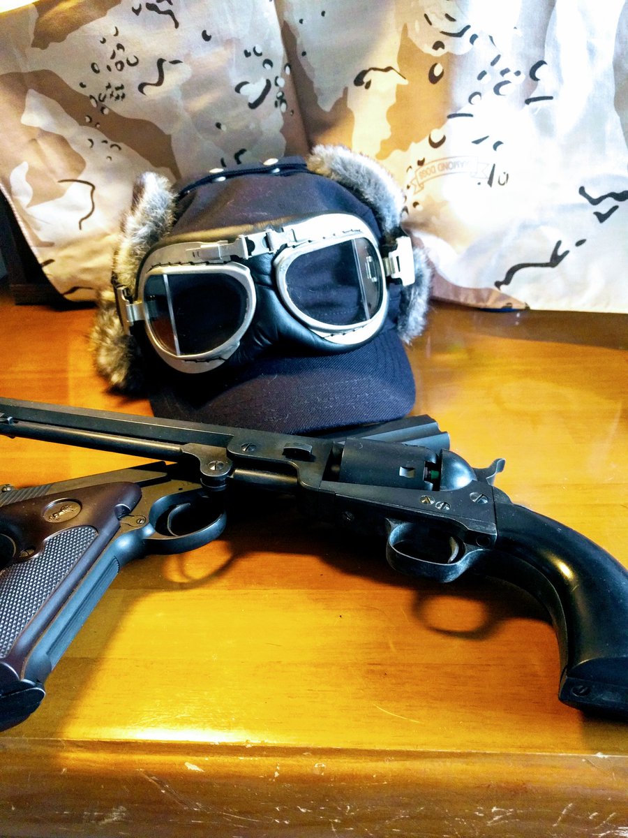 時雨沢恵一 森の人とホルスターのモデルがこれだ キノのは鏡写しで左手仕様になってるけど 実在しませんけど