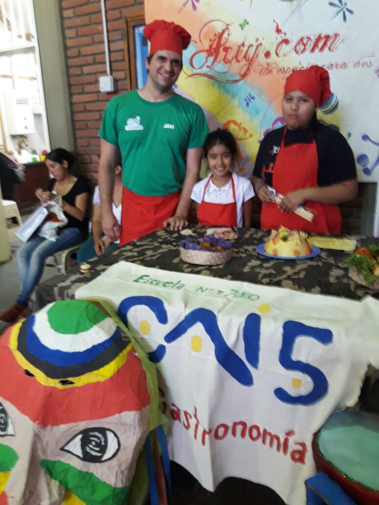 .<a href="/ArtycomCai/">CAI 5 ARTYCOM</a> taller de #Gastronomía presentó stand en el encuentro de ayer por el festejo del #Carnaval2017 organizado por <a href="/Escuelabierta1/">Fundación Corazones Azules</a>