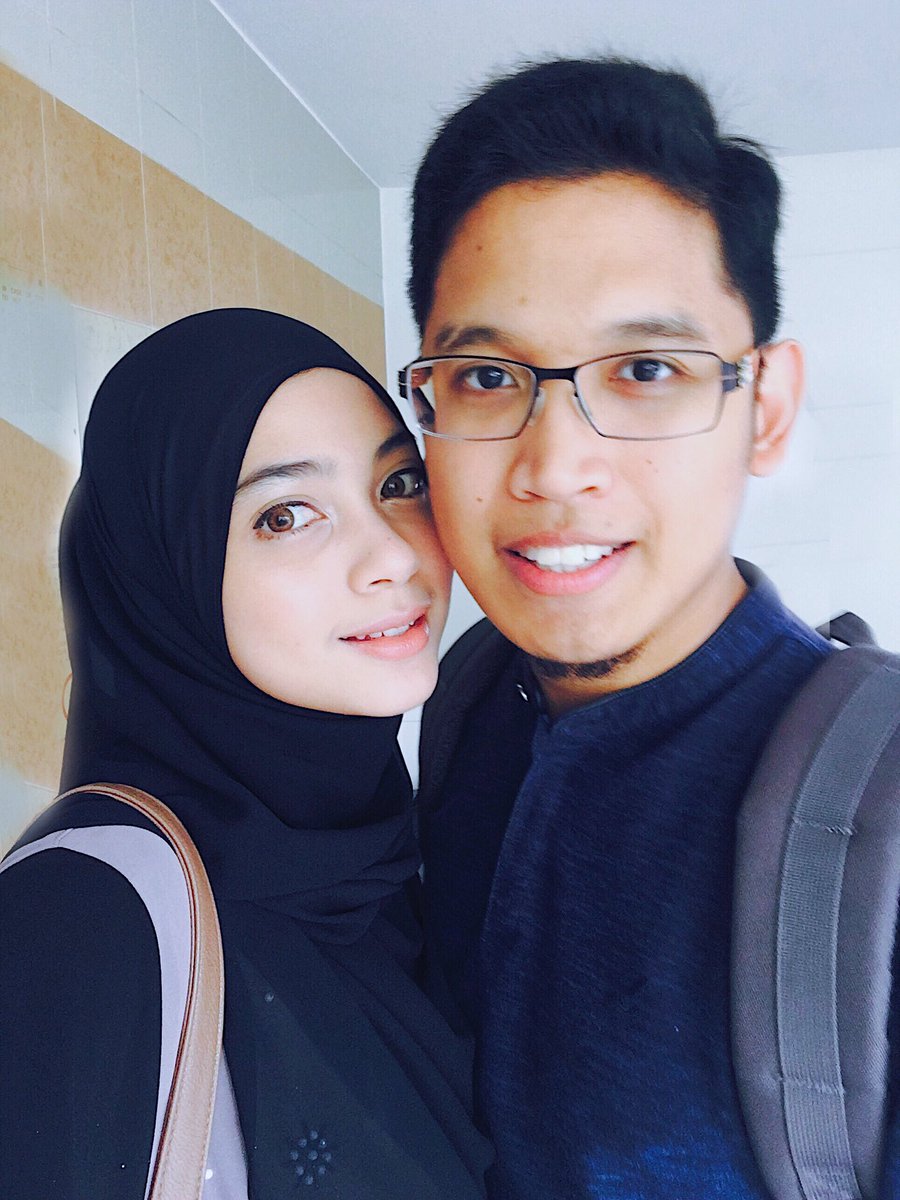 nqmohd_'s tweet photo. Berwefie w hubby nak #throwback fefeeling zaman belum ade anak... bile tgk balik... i look like i am a mother 😂😂 #cannotrun https://t.co/xd8ZxpwmB8