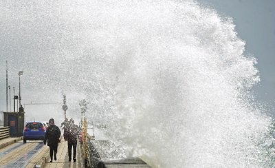 IrishTimes's tweet image. Flash flooding and fallen trees as #StormEwan hits on.irishtimes.com/vPB70qC