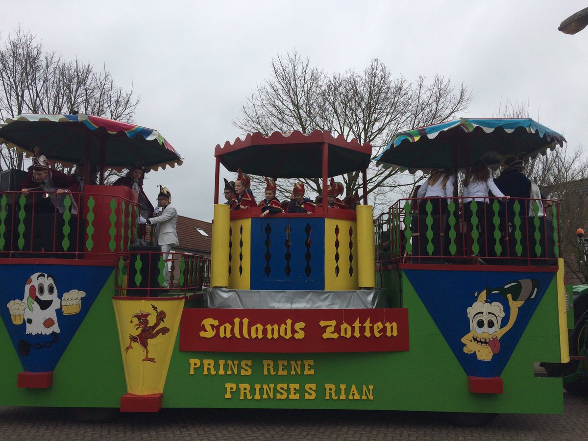 Sallands_Zotten's tweet photo. Kleurrijke optocht in Heeten bijna ten einde! We gaan zo verder in onze residentie Dert13n #lasthourinheeten #SZ17 https://t.co/iXHHm4Ymor