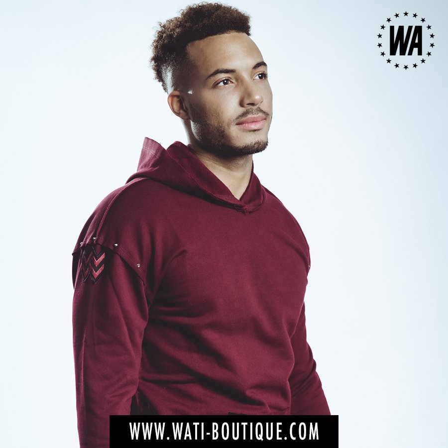 Ce sweat <a href="/WATIB_FR/">WATI B</a> à manches longues et détails cloutés sera parfait pour te looker causal chic au quotidien. bit.ly/CapsuleWATIB #WATIB